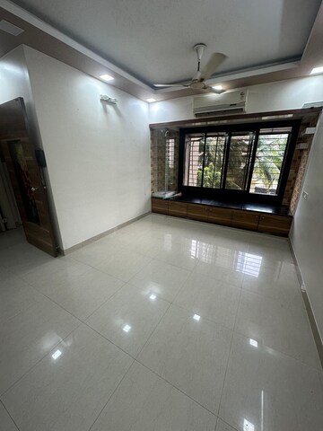 Room in 3 BHK Apartment at Swapnalok Towers, Malad East – for Rent