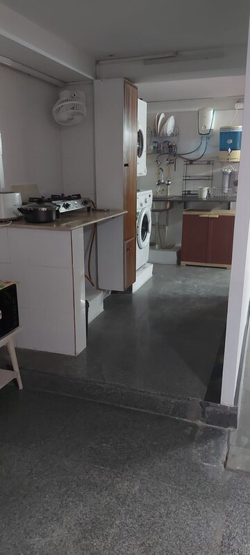 Team Area in 1 BHK Builder Floor at Defence Colony – for Rent