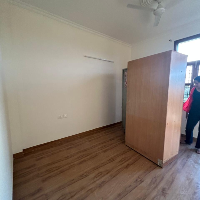 Room, sector 21 2.5 Bedroom 1200 Sq.Ft. Villa In Sector 21 Gurgaon 9226377