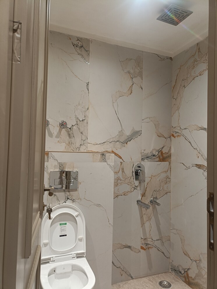 Bathroom, pushpanjali farms 3 Bedroom 1800 Sq.Ft. Builder Floor In Pushpanjali Farms Delhi 9226387