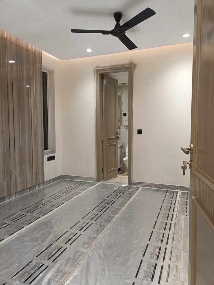 Room, pushpanjali farms 3 Bedroom 1800 Sq.Ft. Builder Floor In Pushpanjali Farms Delhi 9226387