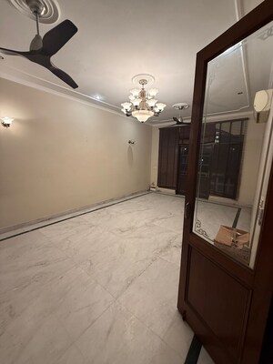 Room in 3 BHK Builder Floor at Greater Kailash ii – for Rent