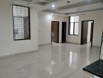 Room in 4 BHK Builder Floor at Green Fields Colony – for Rent
