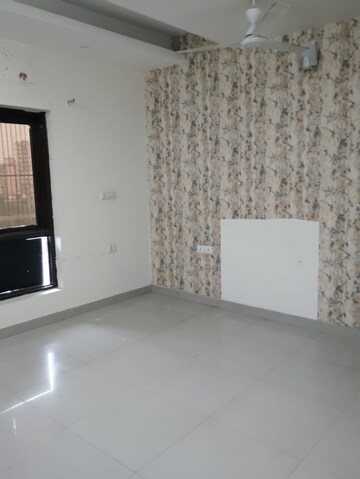Room in 4 BHK Builder Floor at Green Fields Colony – for Rent