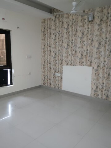 Room in 4 BHK Builder Floor at Green Fields Colony – for Rent