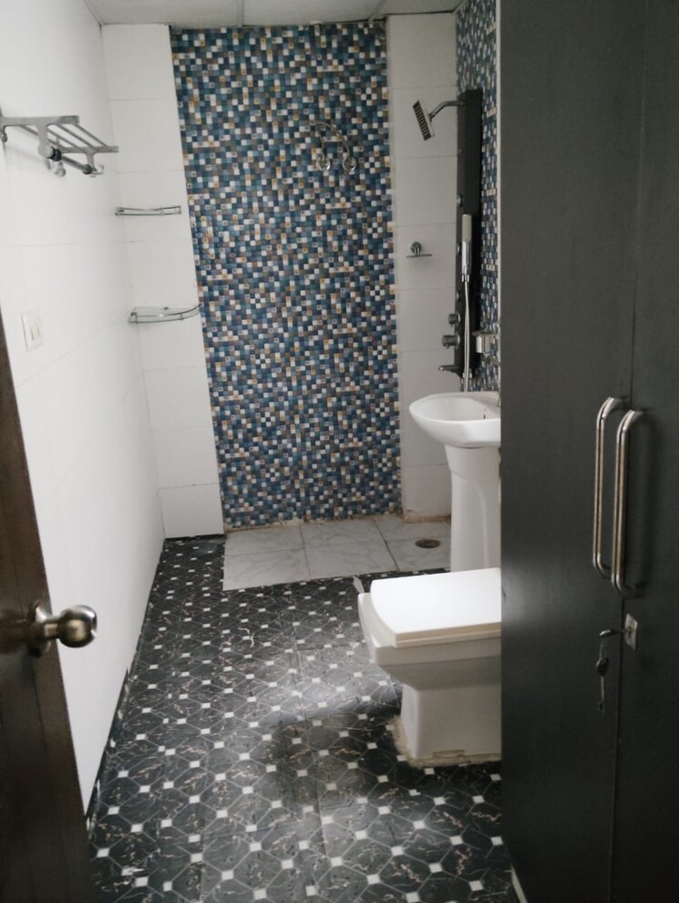 Bathroom, green fields colony 4 Bedroom 2700 Sq.Ft. Builder Floor In Green Fields Colony Faridabad 9226428