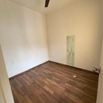 Room in 4 BHK Apartment at Piedmont Taksila Heights, Sector 37c – for Rent