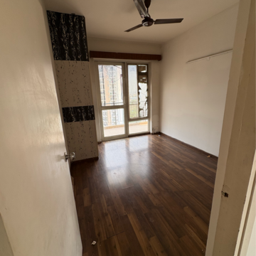 Room in 4 BHK Apartment at Piedmont Taksila Heights, Sector 37c – for Rent