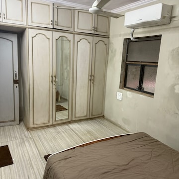 Bedroom in 2 BHK Apartment at Andheri West – for Rent