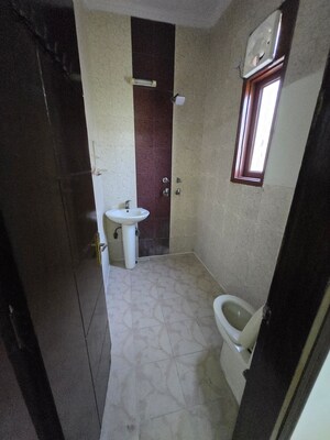 Furnished Amenities in 2 BHK Builder Floor at Dayanand Colony – for Rent