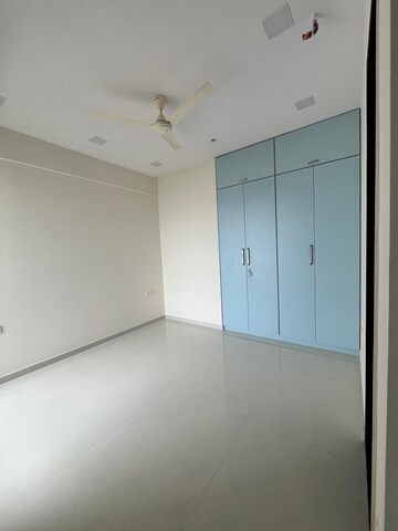 Room in 2 BHK Apartment at Sheth Zuri, Eastern Express Highway – for Rent