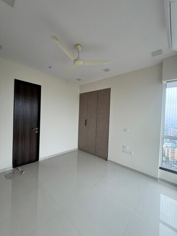 Room in 2 BHK Apartment at Sheth Zuri, Eastern Express Highway – for Rent
