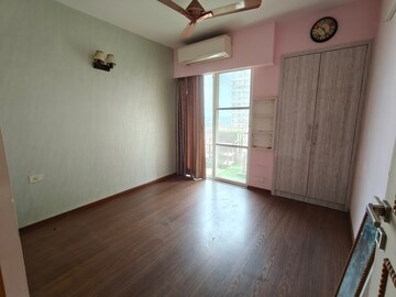 Room in 2.5 BHK Apartment at M3M Marina, Sector 68 – for Rent