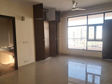 Room in 4 BHK Apartment at The Citizen Apartments, Sector 51 – for Rent