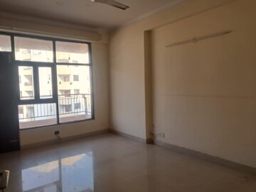 Room in 4 BHK Apartment at The Citizen Apartments, Sector 51 – for Rent