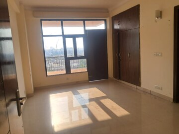 Room in 4 BHK Apartment at The Citizen Apartments, Sector 51 – for Rent