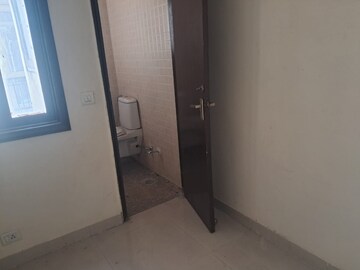 Room in 4 BHK Apartment at The Citizen Apartments, Sector 51 – for Rent