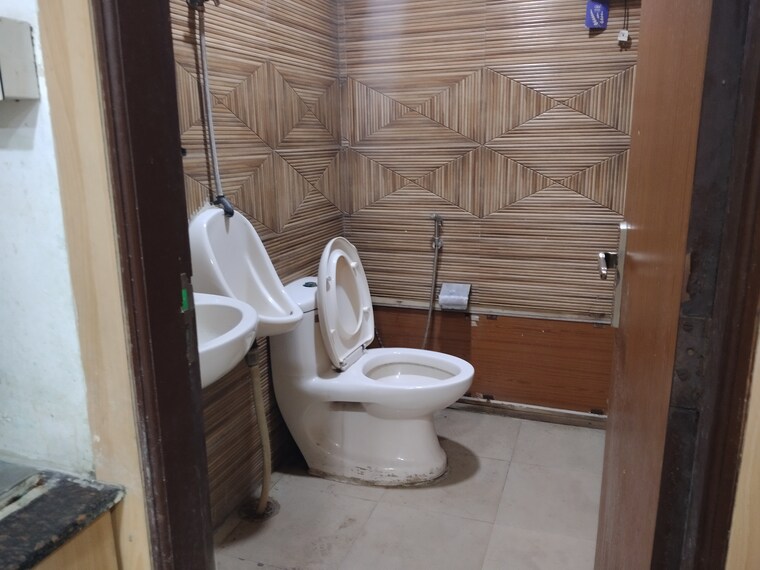 Bathroom, netaji subhash place Commercial Office Space 624 Sq.Ft. In Netaji Subhash Place Delhi 9226866