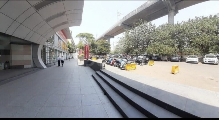 Balcony, express-zone Commercial Office Space 100 Sq.Ft. In Malad East Mumbai 9226909