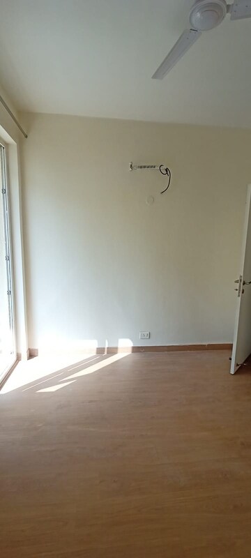 Room in 4 BHK Apartment at Emaar Palm Hills, Sector 77 – for Sale