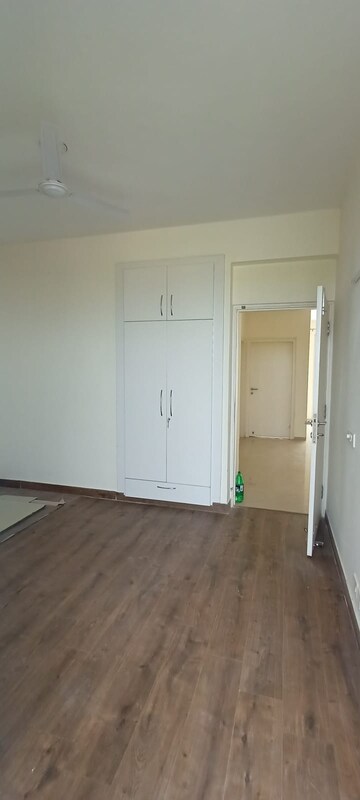 Room in 4 BHK Apartment at Emaar Palm Hills, Sector 77 – for Sale
