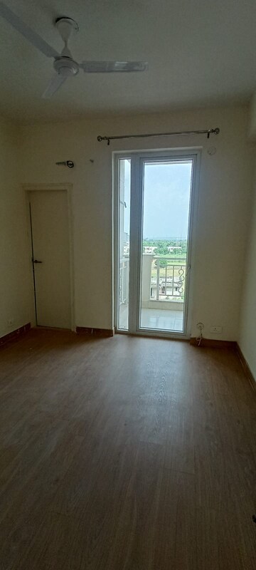 Room in 4 BHK Apartment at Emaar Palm Hills, Sector 77 – for Sale