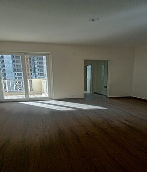 Room in 4 BHK Apartment at Emaar Palm Hills, Sector 77 – for Sale