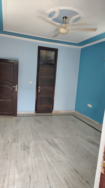 Room in 3 BHK Builder Floor at Dwarka Mor – for Rent