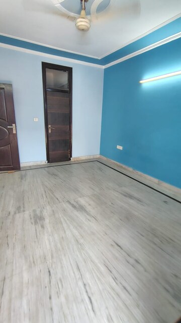 Room in 3 BHK Builder Floor at Dwarka Mor – for Rent