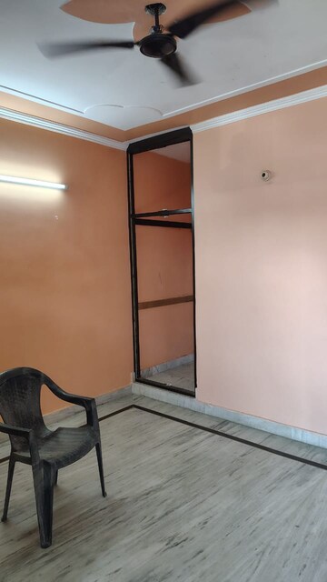 Room in 3 BHK Builder Floor at Dwarka Mor – for Rent