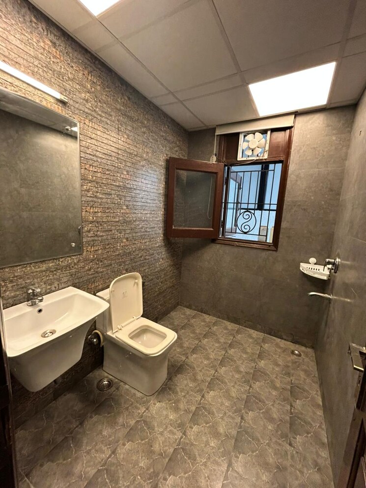 Bathroom, bptp-parkland-plots 3 Bedroom 250 Sq.Yd. Apartment In Sector 89 Faridabad 9227255