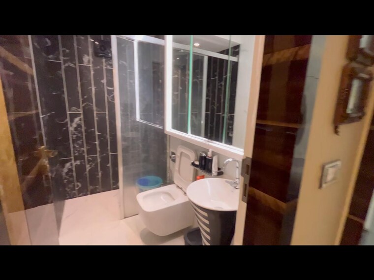 Attached Bathroom, oberoi-realty-woods 2.5 Bedroom 900 Sq.Ft. Apartment In Goregaon East Mumbai 9227312