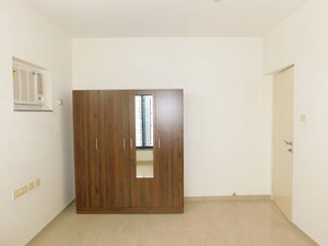 Room in 2 BHK Apartment at Kalpatru Apartment, Jogeshwari East – for Rent