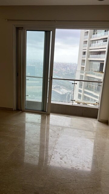 Room in 2 BHK Apartment at Lodha Fiorenza, Goregaon East – for Rent