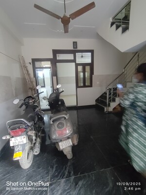 Parking in 1 RK Builder Floor at Dwarka Mor – for Rent