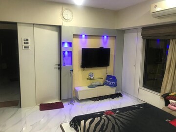 Bedroom in 2 BHK Apartment at Khar West – for Rent