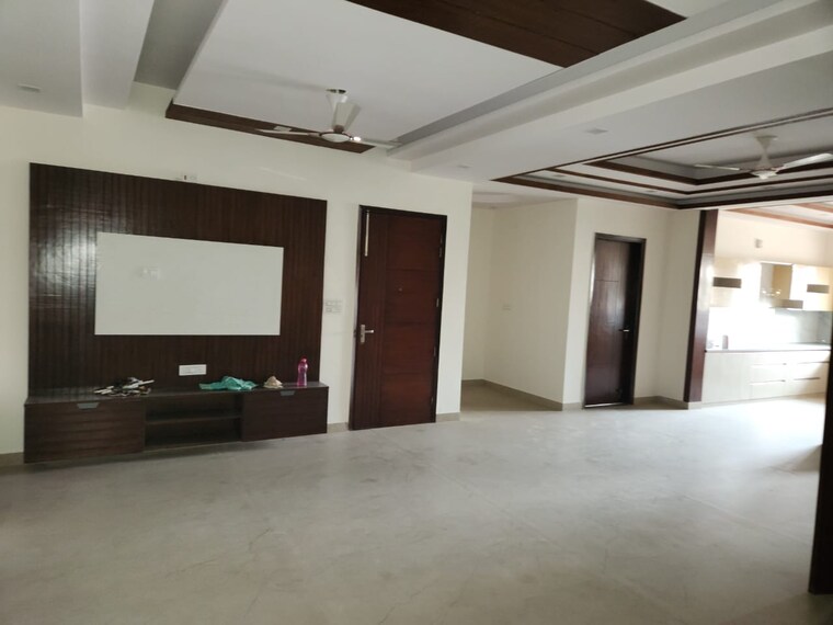 Room, parklands 4 Bedroom 350 Sq.Yd. Builder Floor In Sector 85 Faridabad 9227945