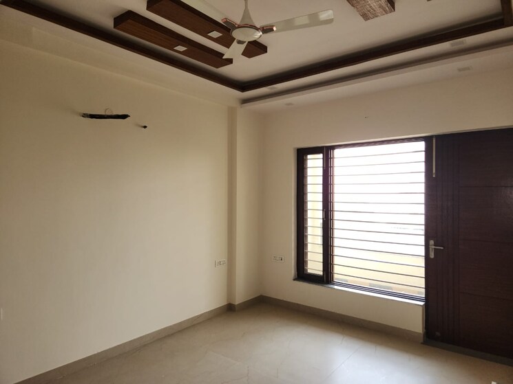 Room, parklands 4 Bedroom 350 Sq.Yd. Builder Floor In Sector 85 Faridabad 9227945