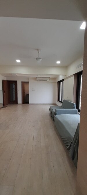 Room in 2 BHK Apartment at Juhu – for Rent