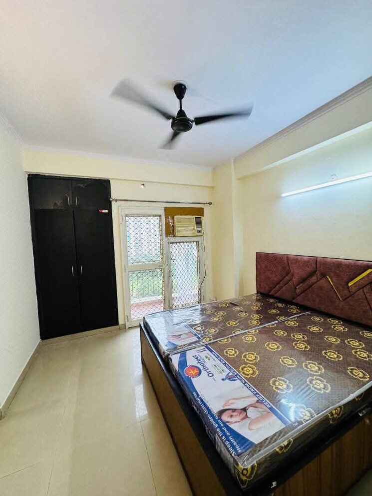 Bedroom, amrapali-crystal-homes 3 Bedroom 1375 Sq.Ft. Apartment In Sector 76 Noida 9228285