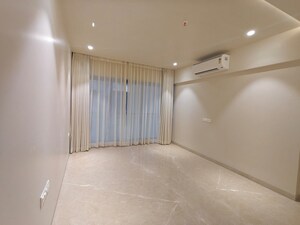 Room in 3 BHK Apartment at Khar West – for Rent