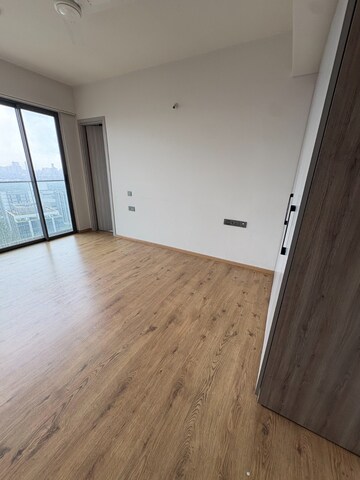 Room in 4 BHK Apartment at Rustomjee Seasons Bandra East, Bandra East – for Rent