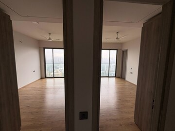 Room in 4 BHK Apartment at Rustomjee Seasons Bandra East, Bandra East – for Rent