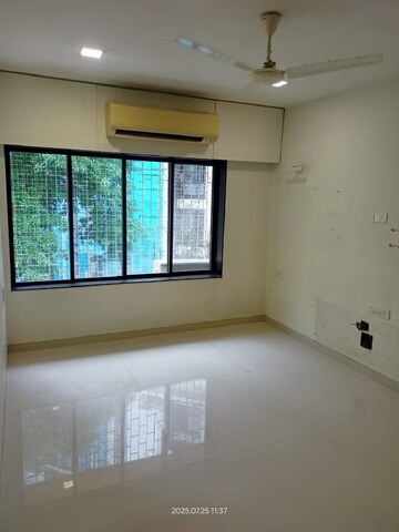 Room in 3 BHK Apartment at Bandra West – for Rent