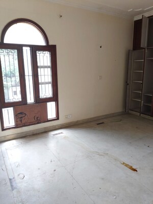 Room in 2 BHK Builder Floor at Sukhdev Vihar – for Rent