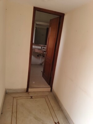 Room in 2 BHK Builder Floor at Sukhdev Vihar – for Rent
