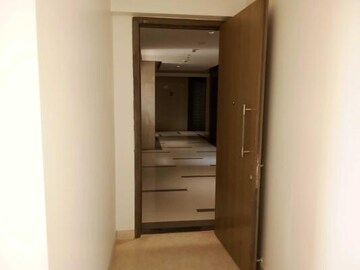 Room in 4 BHK Apartment at Sheth Montana, Mulund West – for Sale