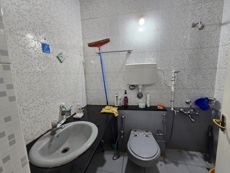 Attached Bathroom, sarita-apartment-erandwane 2 Bedroom 1065 Sq.Ft. Apartment In Erandwane Pune 9228631