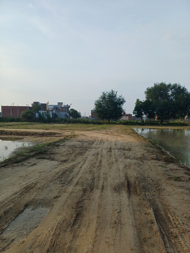 Garden, bhopani  74 Sq.Yd. Plot In Bhopani Faridabad 9228640