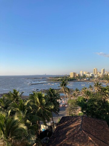 Plot Area in 3 BHK Apartment at Bandra West – for Rent